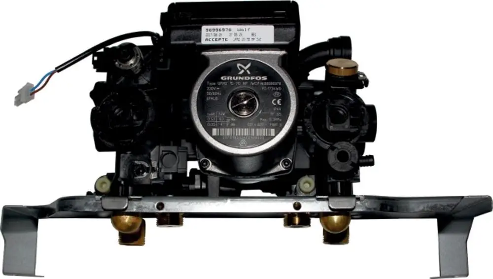 Hydraulikgruppe mit mehreren Anschlüssen und einer elektrischen Verbindung, deutlich markiert mit der Marke Wolf. Gehäuse aus Metall mit verschiedenen Komponenten für hydraulische Systeme.